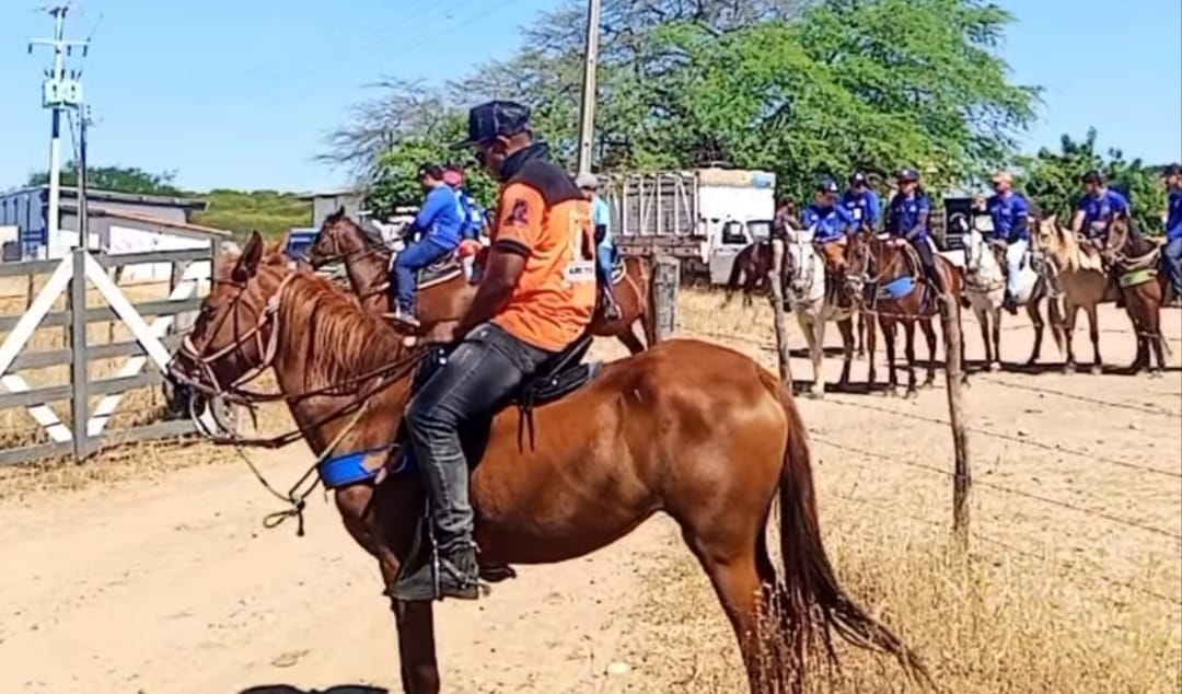 Tradicional cavalgada da Comunidade São Paulo reúne cavaleiros e amazonas na zona rural de São José do Seridó